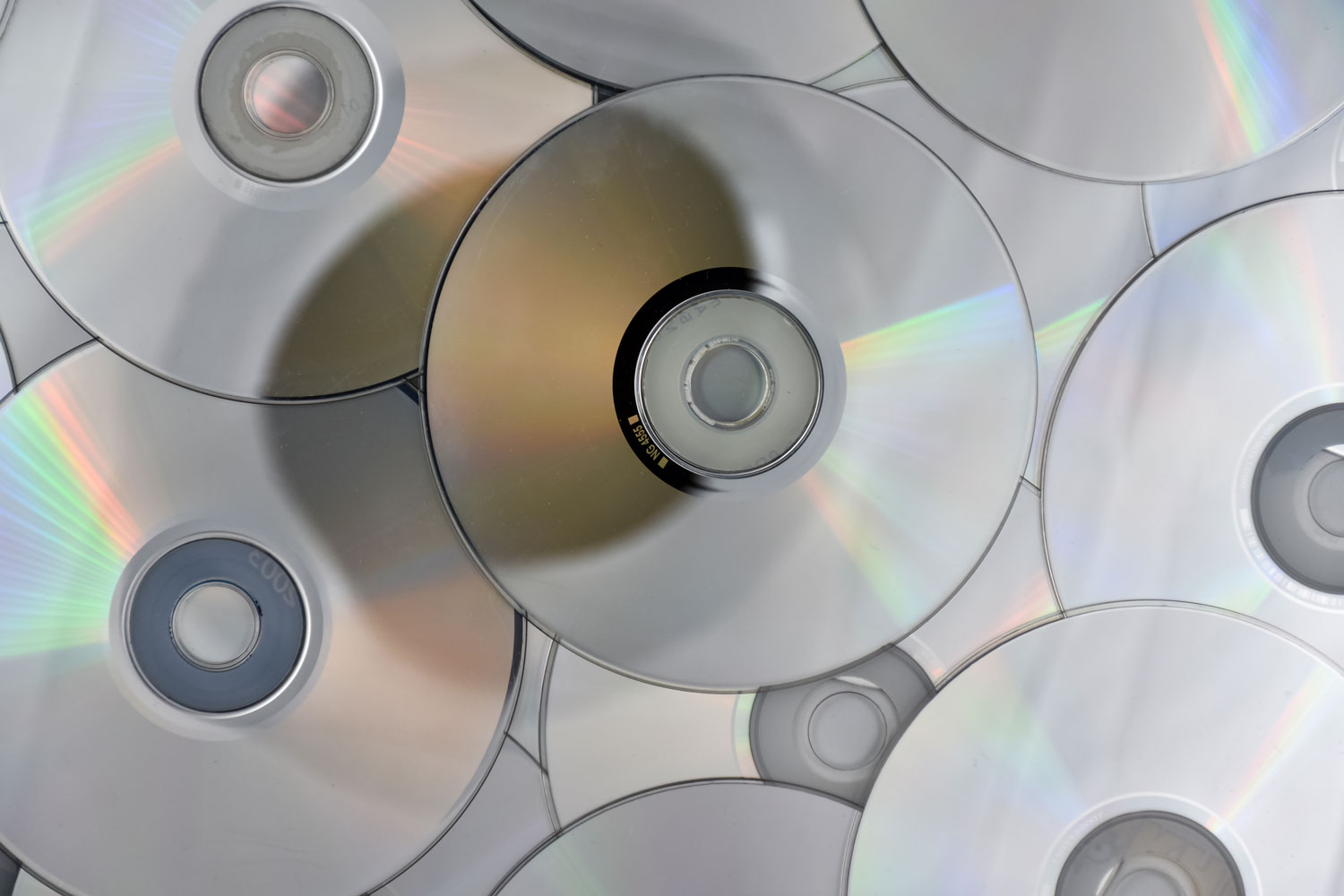 k_lots-of-used-laser-cds-and-dvds-on-the-surface-of-2023-11-27-05-30-28-utc